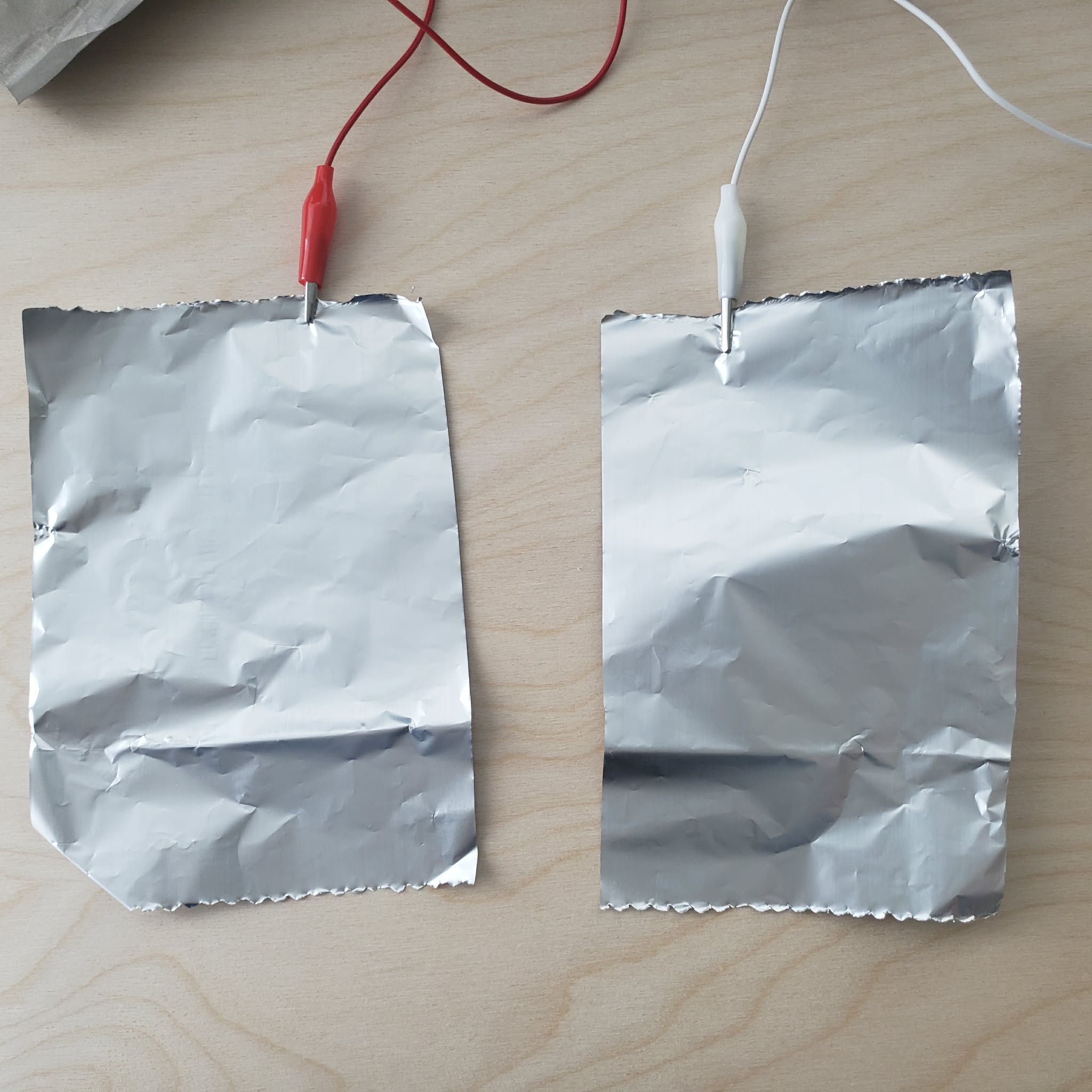 2 pieces of alluminium foil